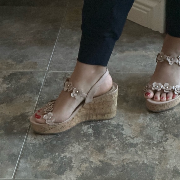 ESPRIT Sandals Cream Flower Embellishment Size 7.5/8 - Picture 9 of 10